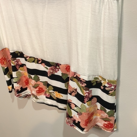 Floral color blocked T-shirt size petite medium - Picture 3 of 5